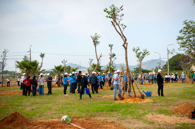 Quang cảnh lễ ra quân Tết trồng cây “Đời đời nhớ ơn Bác Hồ”