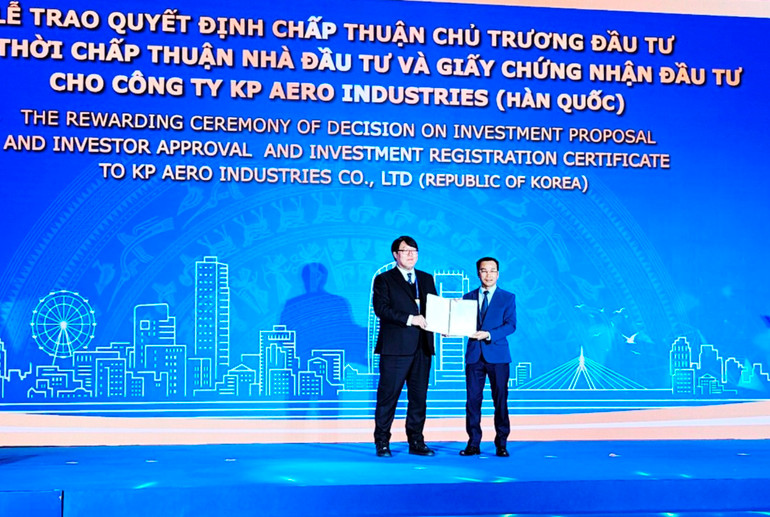 Trao giấy chấp thuận chủ trương đầu tư cho Công ty KP Aero Industries (Hàn Quốc) đầu tư dự án Nhà máy linh kiện hàng không KP VINA tại Khu công nghệ cao Đà Nẵng.