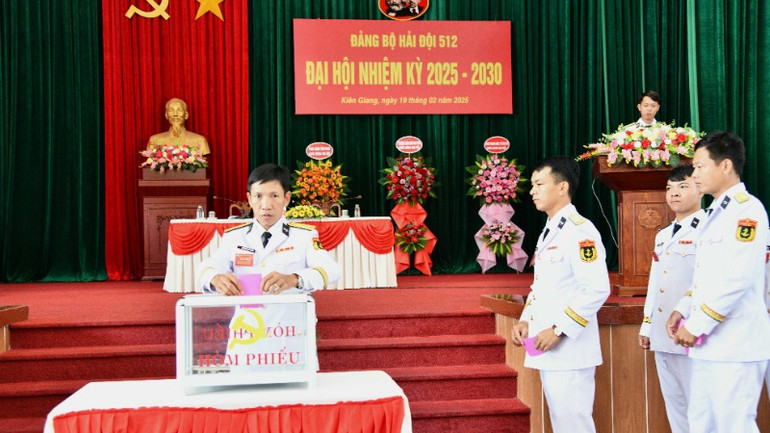 Đại biểu dự Đại hội bỏ phiếu bầu Ban chấp hành nhiệm kỳ 2025-2030.