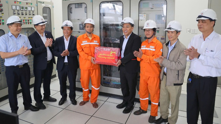 Thứ trưởng Nguyễn Hoàng Long và đoàn công tác tặng quà cho công nhân trực tại Trạm biến áp 110Kv Thuận Phước.