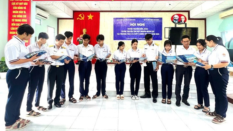 Các em học sinh trung học cơ sở và trung học phổ thông U Minh thượng tìm hiểu về Học viện Hải quân.