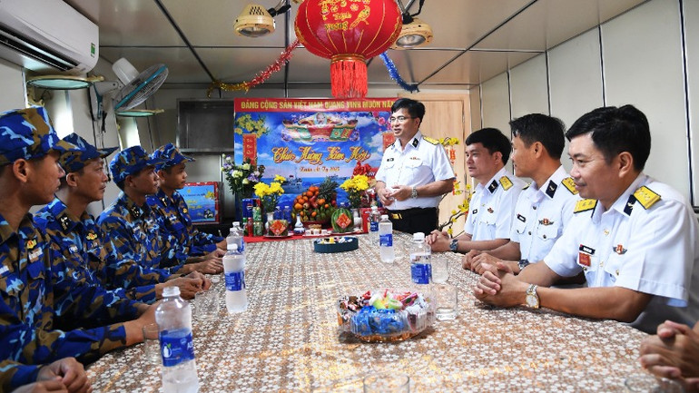 Đại tá Trịnh Xuân Tùng quán triệt nhiệm vụ, động viên cán bộ, chiến sĩ Tàu 637.