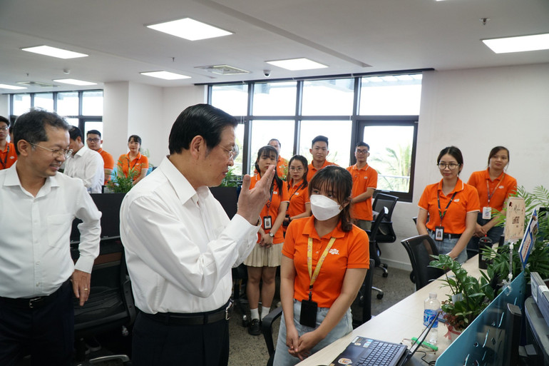 Đồng chí Phan Đình Trạc trò chuyện với các kỹ sư phần mềm của Tập đoàn FPT về chuyển đổi số. Đồng chí Phan Đình Trạc trò chuyện với các kỹ sư phần mềm của Tập đoàn FPT về chuyển đổi số.