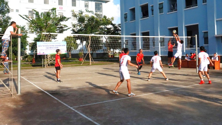 Cán bộ, chiến sĩ Lữ đoàn 175 thi đấu bóng chuyền. Cán bộ, chiến sĩ Lữ đoàn 175 thi đấu bóng chuyền.