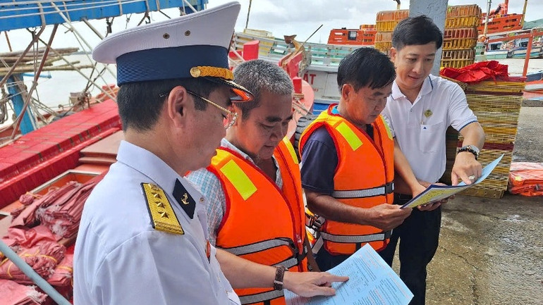 Tuyên truyền cho ngư dân về chống khai thác hải sản bất hợp pháp.