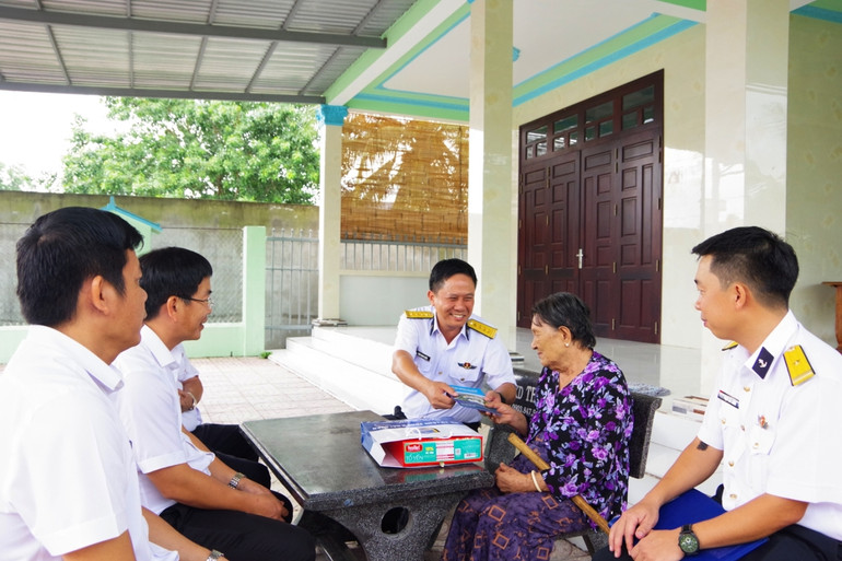 Thăm, tặng quà mẹ Nguyễn Thị Tươi, mẹ liệt sĩ Triệu Văn La thuộc thôn 4 xã Long Sơn, thành phố Vũng Tàu.