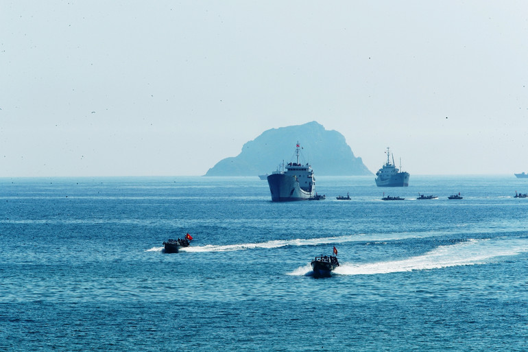 Các đơn vị thuộc Quân chủng Hải quân và lực lượng phối hợp diễn tập hiệp đồng tác chiến trên biển.