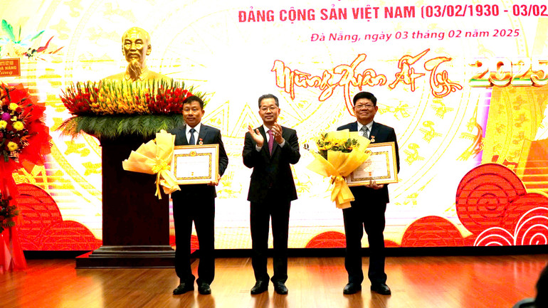 Trao Huy hiệu 40 năm, 30 năm tuổi Đảng cho các đồng chí đảng viên.