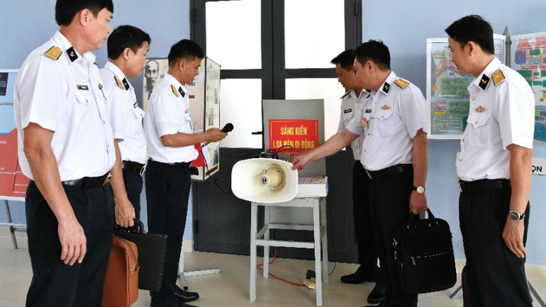 Giảng viên giới thiệu mô hình huấn luyện chiến đấu.