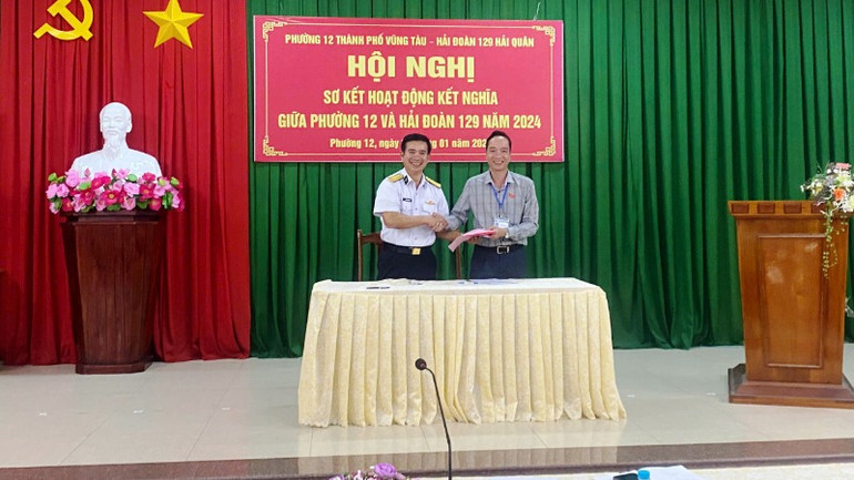 Đại diện Hải đoàn 129 và Phường 12 ký kết kế hoạch phối hợp năm 2025.