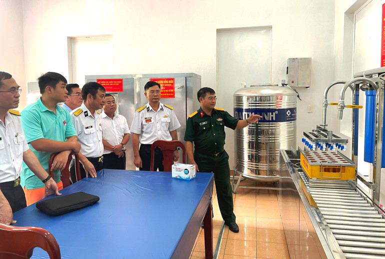 Các đại biểu tham quan hệ thống lọc nước tinh khiết tại Lữ đoàn 125.