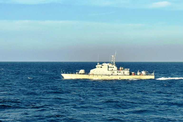 Tàu 1143 của Hải quân Hoàng gia Campuchia cơ động trên biển trong hành trình tuần tra chung. Tàu 1143 của Hải quân Hoàng gia Campuchia cơ động trên biển trong hành trình tuần tra chung.