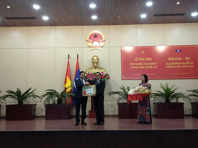 Đồng chí Leklai Sivilay, Ủy viên Ban Chấp hành Trung ương Đảng Nhân dân Cách mạng Lào; Bí thư, Tỉnh trưởng tỉnh Sekong trao tặng Huân chương Tự do hạng III của Chính phủ Lào cho đồng chí Trần Phước Sơn, Phó Chủ tịch Thường trực Hội đồng nhân dân thành phố Đà Nẵng.