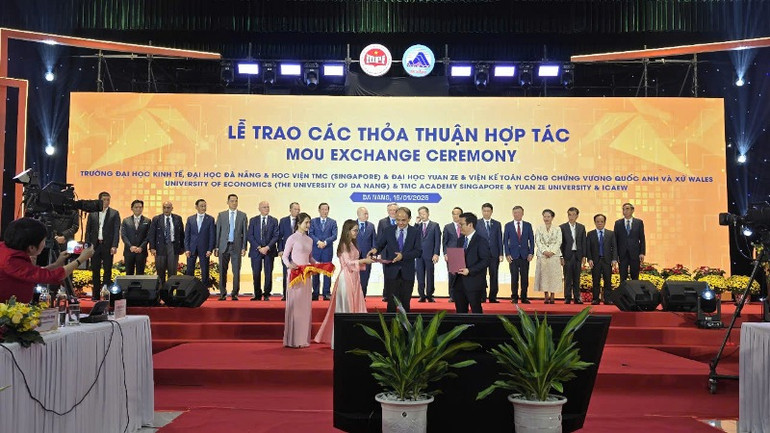 Trao Biên bản thỏa thuận hợp tác nghiên cứu, triển khai Trung tâm Tài chính giữa thành phố Đà Nẵng với các đối tác.