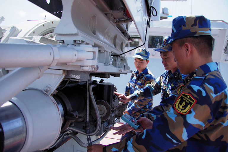 Bảo quản hệ thống vũ khí, thiết bị hiện đại trên tàu chiến đấu.