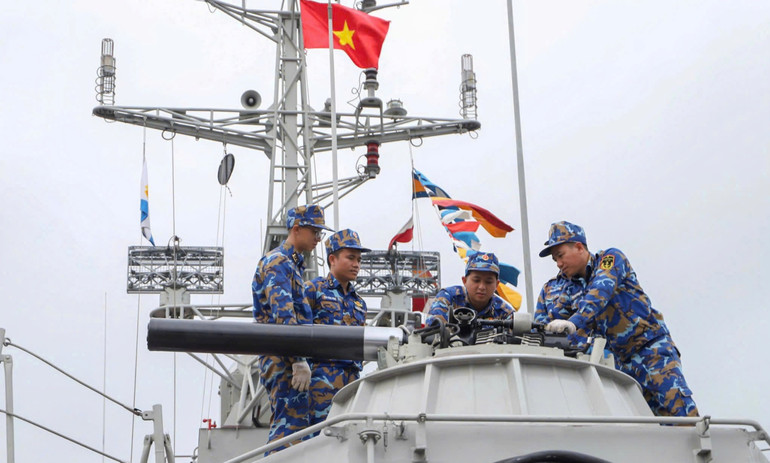 Tổ chức huấn luyện thao tác trên pháo tại Lữ đoàn 172, Vùng 3 Hải quân.