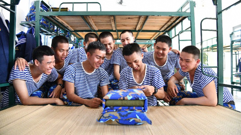 Cùng nhau học cách gấp chăn, màn.