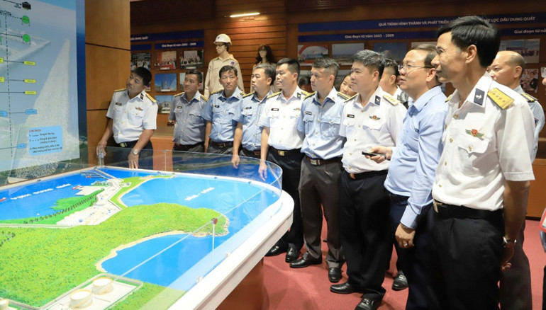 Các đại biểu tham quan mô hình hoạt động sản xuất kinh doanh tại Nhà truyền thống Công ty Lọc hóa dầu Bình Sơn.