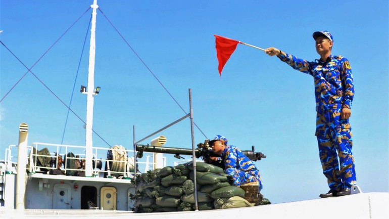 Huấn luyện bắn đạn thật tiêu diệt mục tiêu tầm gần trên mặt nước. Huấn luyện bắn đạn thật tiêu diệt mục tiêu tầm gần trên mặt nước.