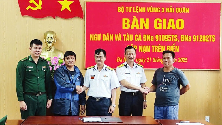 Bàn giao tàu cá và ngư dân cho cơ quan chức năng.