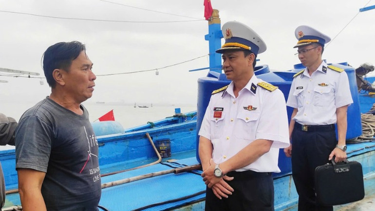 Đại tá Nguyễn Trọng Hòa, Phó Tham mưu trưởng Vùng 3 Hải quân thăm hỏi, động viên tinh thần ngư dân.