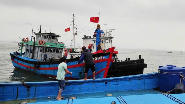 Ngư dân được đưa về quân cảng Đà Nẵng.
