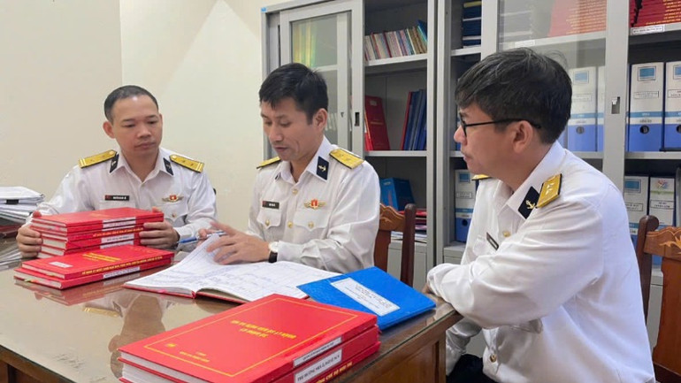 Kiểm tra hệ thống sổ sách, mẫu biểu văn kiện công tác Đảng, công tác chính trị tại cơ quan Bộ Tư lệnh Vùng 3 Hải quân.