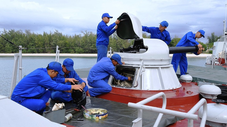 Quân nhân chuyên nghiệp bảo quản vũ khí, trang bị trên Tàu 264, Hải đội 515, Lữ đoàn 175.