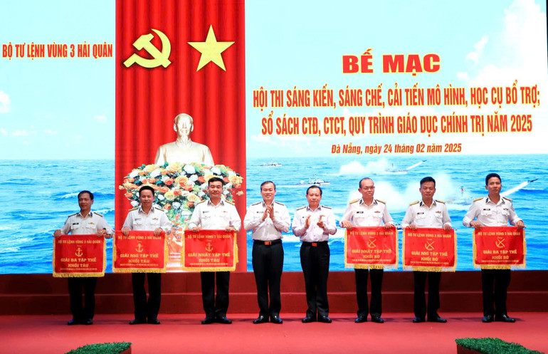 Tặng cờ thi đua cho các đơn vị có nhiều mô hình, sáng kiến cải tiến kỹ thuật. Tặng cờ thi đua cho các đơn vị có nhiều mô hình, sáng kiến cải tiến kỹ thuật.