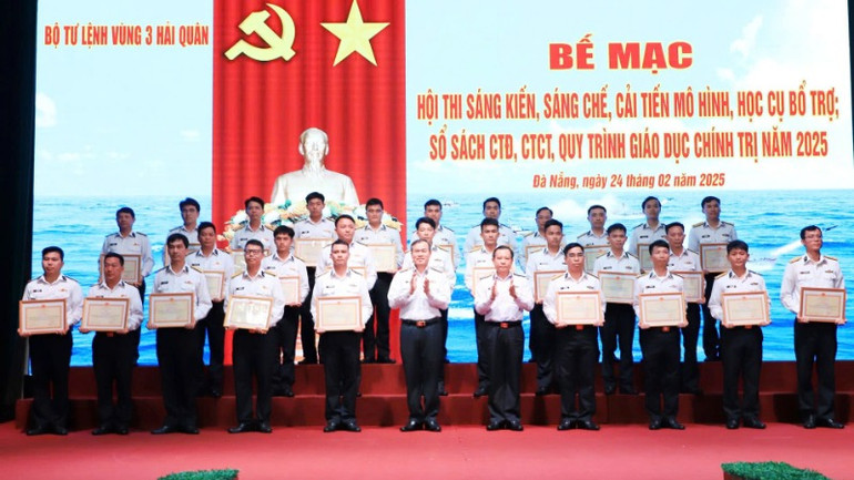 Trao giải thưởng cho các tập thể và cá nhân xuất sắc. Trao giải thưởng cho các tập thể và cá nhân xuất sắc.