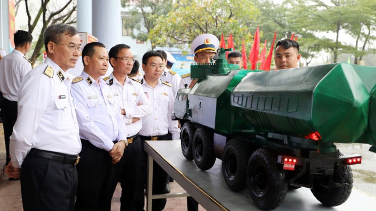 Đại biểu tham quan mô hình học cụ xe chở tên lửa chiến đấu. Đại biểu tham quan mô hình học cụ xe chở tên lửa chiến đấu.