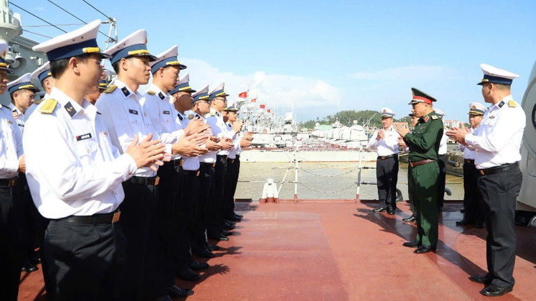 Trung tướng Lê Quang Minh thăm, động viên cán bộ, chiến sĩ Tàu 20, Lữ đoàn 172, Vùng 3 Hải quân