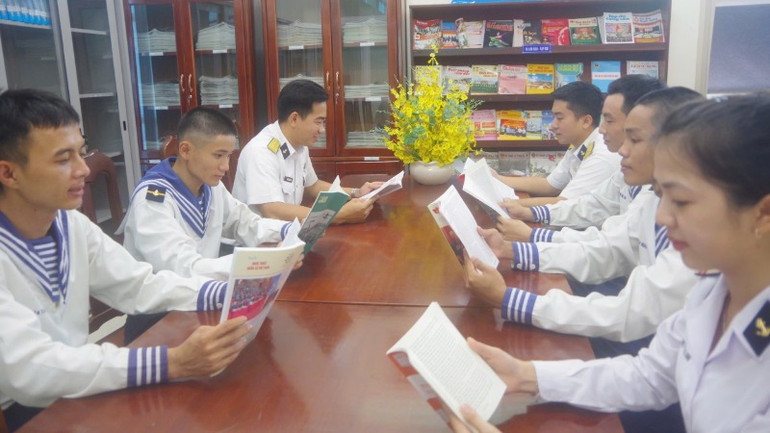 Cán bộ, chiến sĩ Lữ đoàn 171 tìm hiểu về ngày pháp luật Việt Nam.