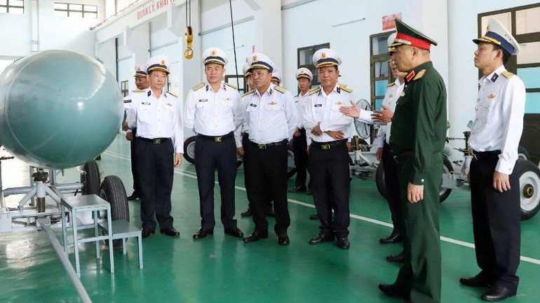 Trung tướng Lê Quang Minh kiểm tra tại Lữ đoàn đoàn 680, Vùng 3 Hải quân.