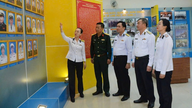 Đoàn kiểm tra ngành tuyên huấn, kế hoạch tổng hợp, nhà truyền thống Vùng 3 Hải quân.