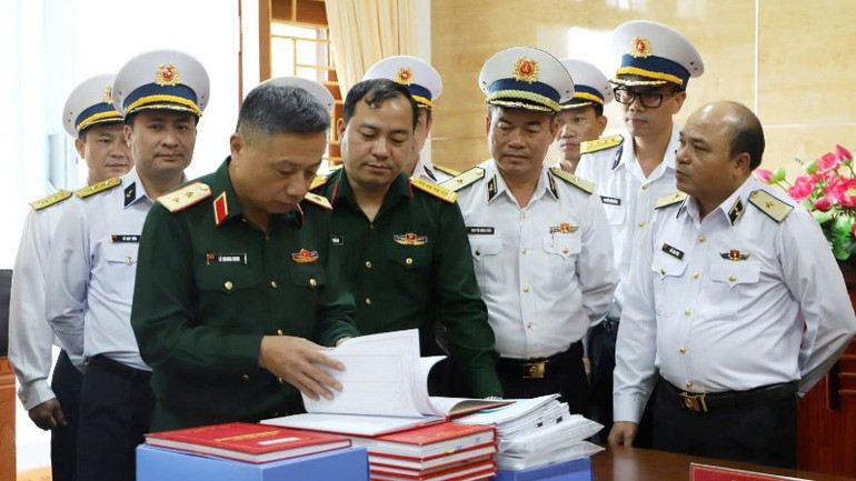 Đoàn kiểm tra xem xét hệ thống sổ sách công tác đảng, công tác chính trị của Vùng 3 Hải quân.