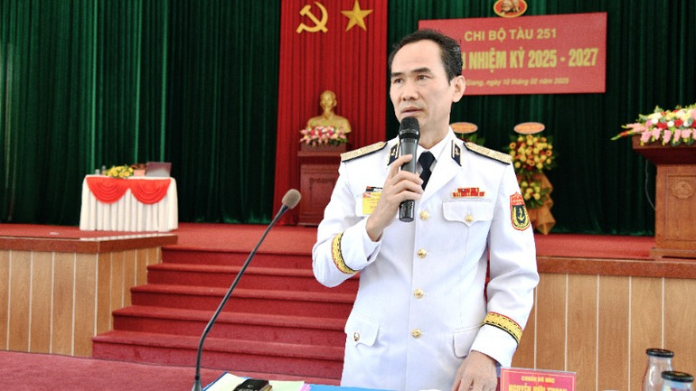 Chuẩn Đô đốc Nguyễn Hữu Thoan, Chính ủy Vùng 5 Hải quân phát biểu tại Đại hội.