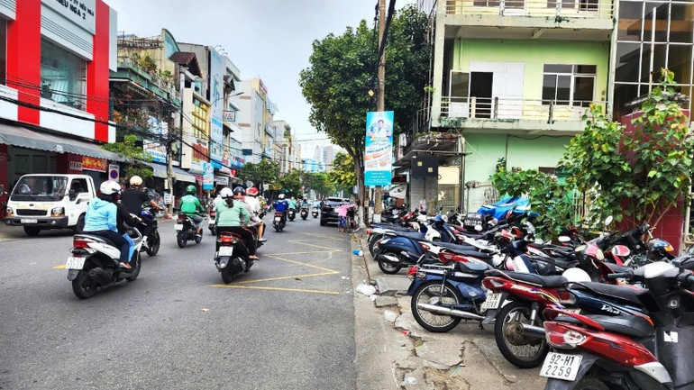 Tình trạng lấn chiếm vỉa hè trở nên phổ biến ở một số tuyến phố của Đà Nẵng. Tình trạng lấn chiếm vỉa hè trở nên phổ biến ở một số tuyến phố của Đà Nẵng.