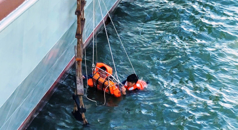 Huấn luyện cứu người rơi xuống biển trong chiến đấu.