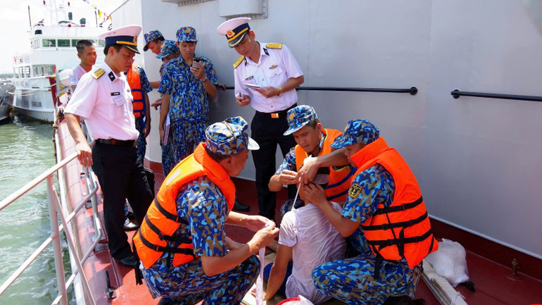 Huấn luyện kỹ năng cứu người bị thương trong chiến đấu.