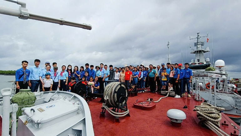 Trải nghiệm trên tàu Hải quân.