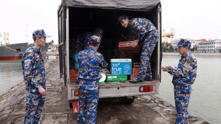 Cán bộ, chiến sĩ tiếp nhận lương thực, thực phẩm cho chuyến đi tuần tra, trực tết.