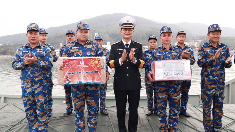 Đoàn công tác tặng quà, động viên cán bộ, chiến sĩ Tàu 629, Hải đội 311, Lữ đoàn 161, Vùng 3 Hải quân trước khi lên đường làm nhiệm vụ trên biển.