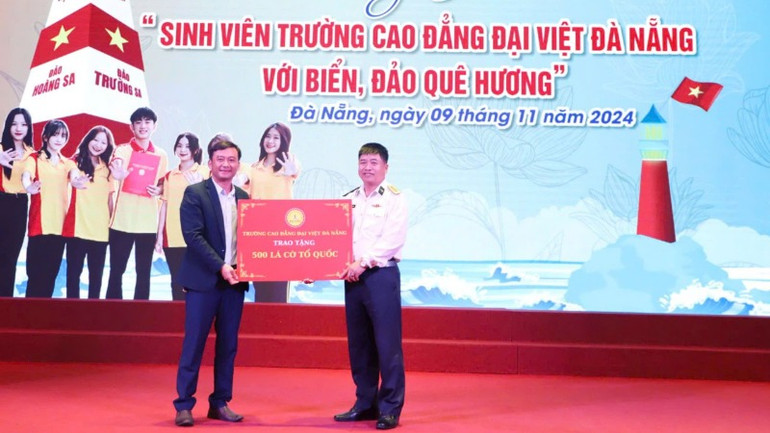 Quyền Hiệu trưởng Trường cao đẳng Đại Việt Đà Nẵng trao biểu tượng trưng 500 lá cờ Tổ quốc tặng Vùng 3 Hải quân