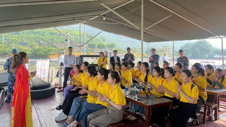 Cán bộ, giảng viên, sinh viên giao lưu với cán bộ, chiến sĩ Lữ đoàn 161 và 172