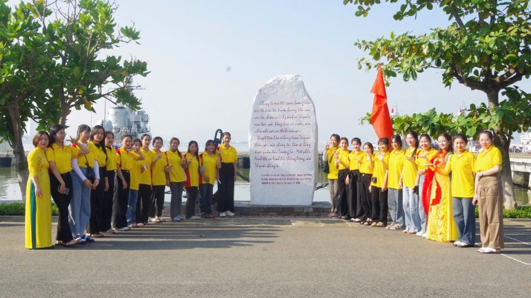 Sinh viên tìm hiểu về quá trình xây dựng, chiến đấu, trưởng thành của lực lượng Hải quân nhân dân Việt Nam tại Vùng 3 Hải quân