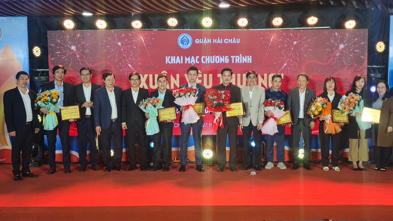 Lãnh đạo quận Hải Châu tặng hoa và Bằng chứng nhận cho các nhà tài trợ chương trình "Xuân yêu thương"