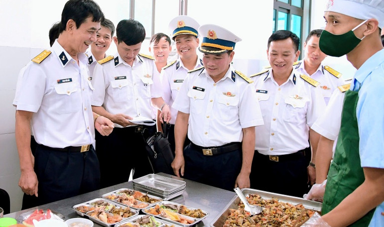 Đại biểu và Ban giám khảo tham quan bếp ăn tại Hải đội 7, Lữ đoàn 169.