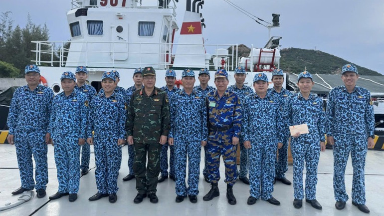 Thượng tướng Phạm Hoài Nam thăm, động viên cán bộ chiến sỹ Trung đoàn 196 Hải quân.