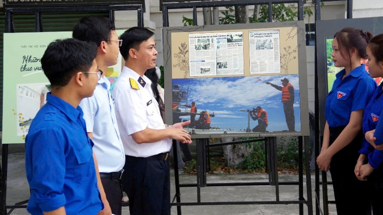 Báo cáo viên Vùng 3 Hải quân thông tin về tình hình biển đảo cho sinh viên, đoàn viên thanh niên.